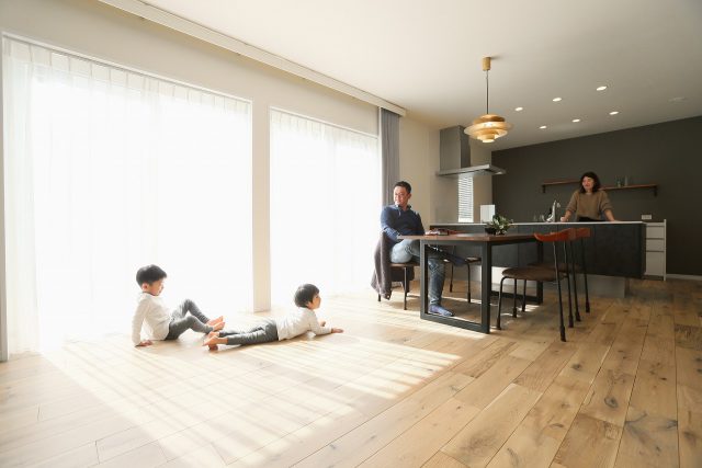 あたたかみのあるオークの床材を採用