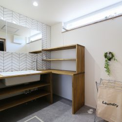 ヘリンボーンのタイルがアクセントの造作洗面台