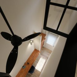 キッズルームの小窓からワークスペースを見下ろせる