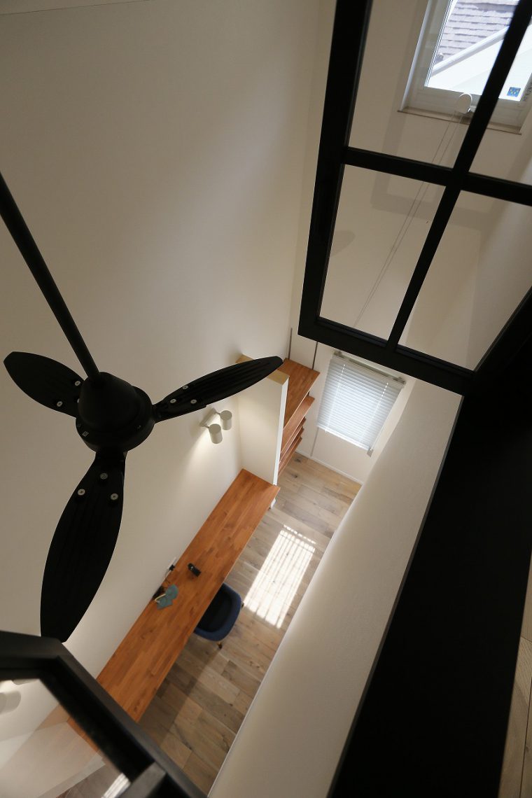 キッズルームの小窓からワークスペースを見下ろせる