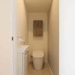 デザイン収納つきのトイレ