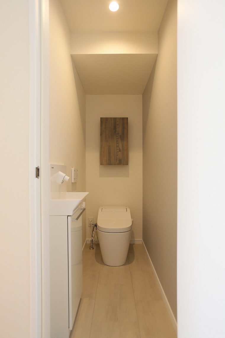 デザイン収納つきのトイレ