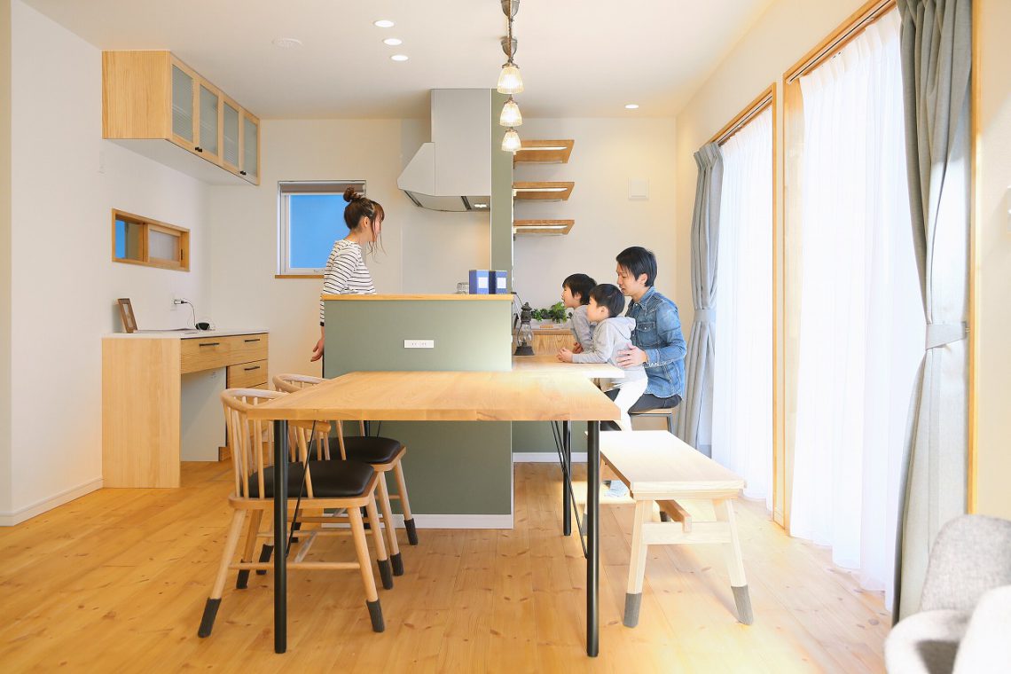 カウンターと続きで使えるダイニングは大工さんの手づくり
