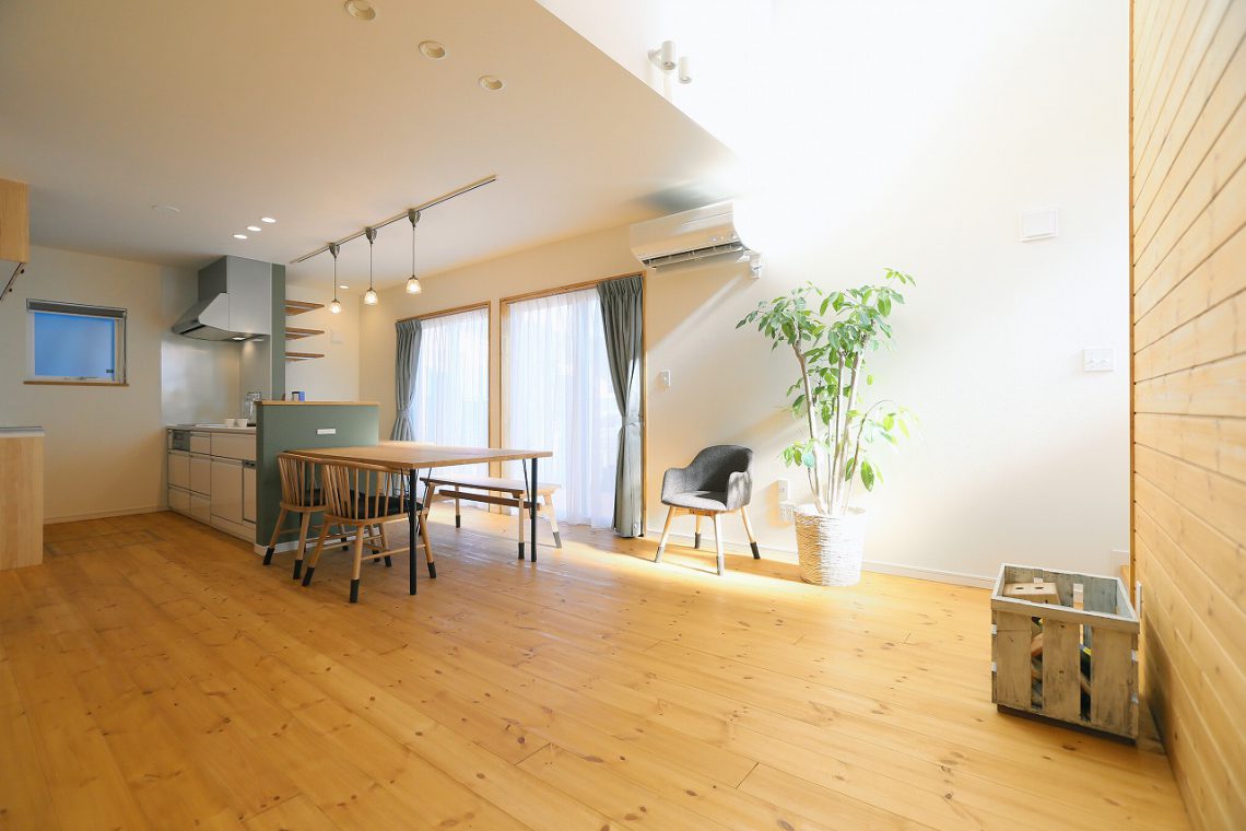 オーク色のパイン材にカーキのクロスでアクセント