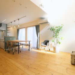 オーク色のパイン材にカーキのクロスでアクセント