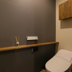 グレーのクロスで落ち着きのあるシックな空間