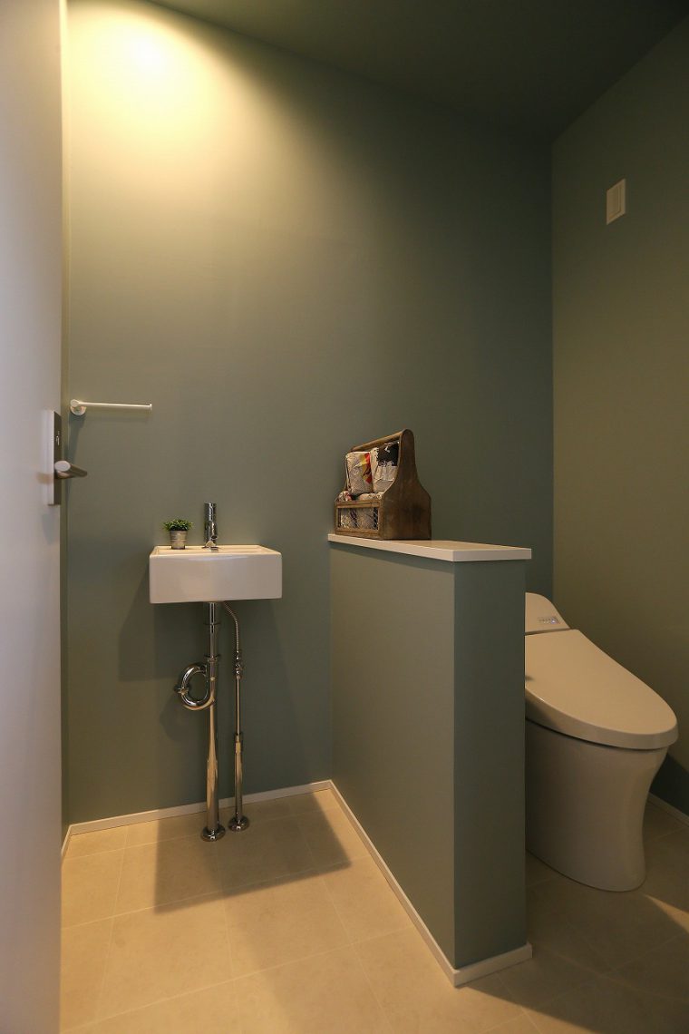 2階のトイレは広々、落ち着いた空間