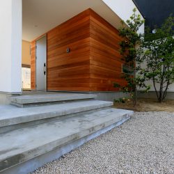 レッドシダー板張りがアクセント