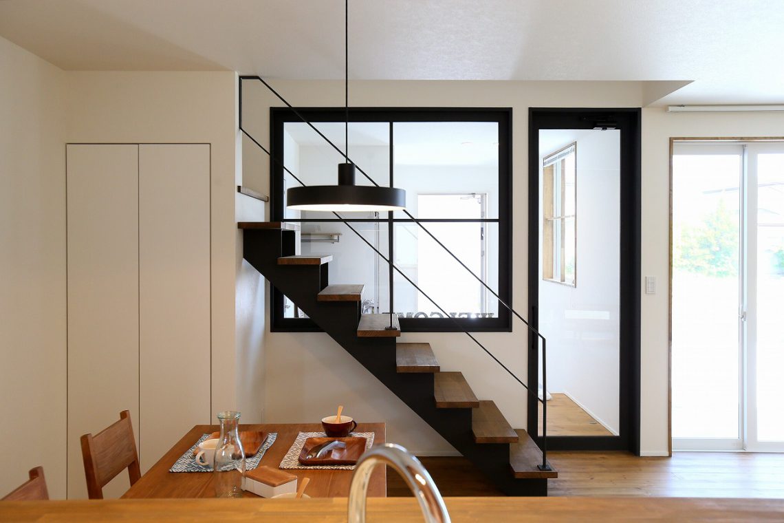 黒のアイアンがアクセント