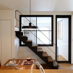 黒のアイアンがアクセント