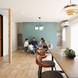 アクアグリーンのクロスが上品なリビング