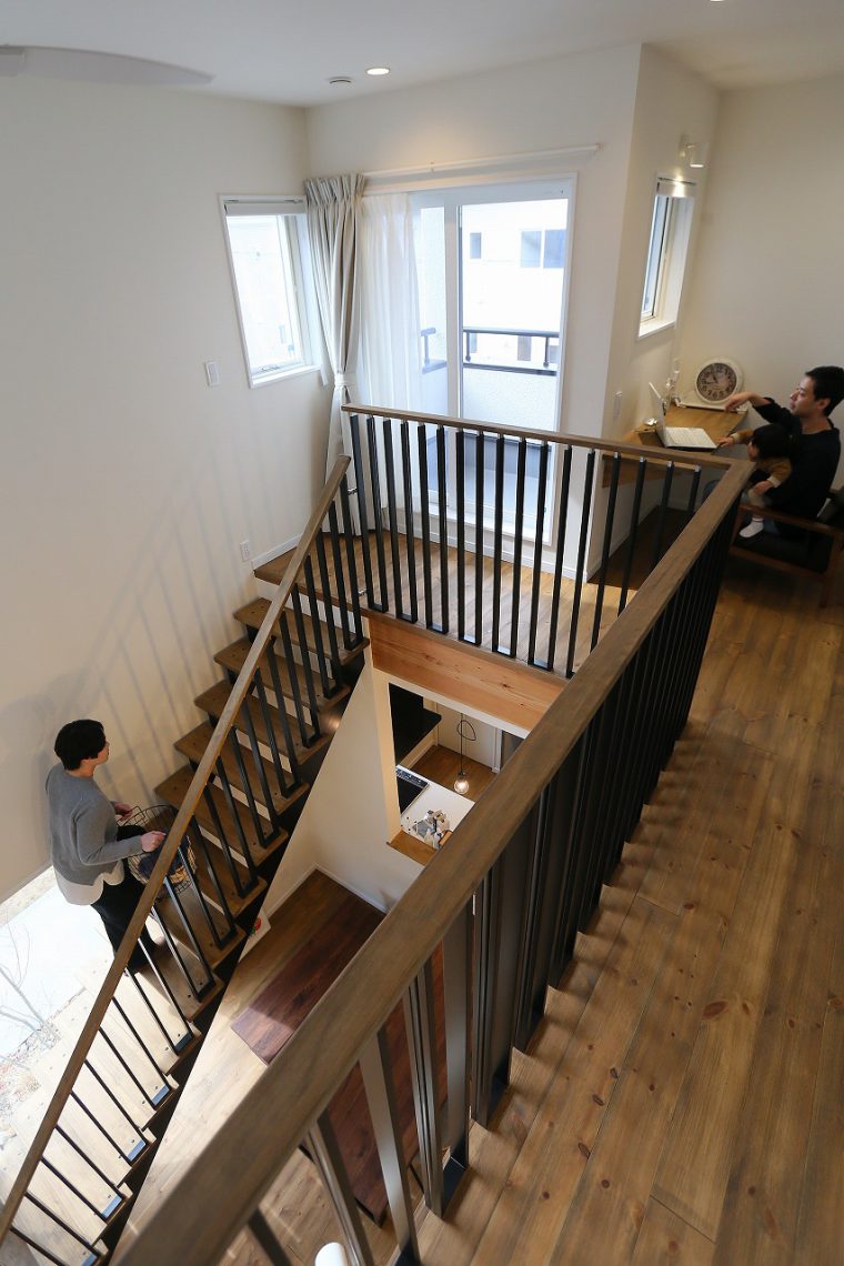 階段を上がるとすぐにバルコニーが