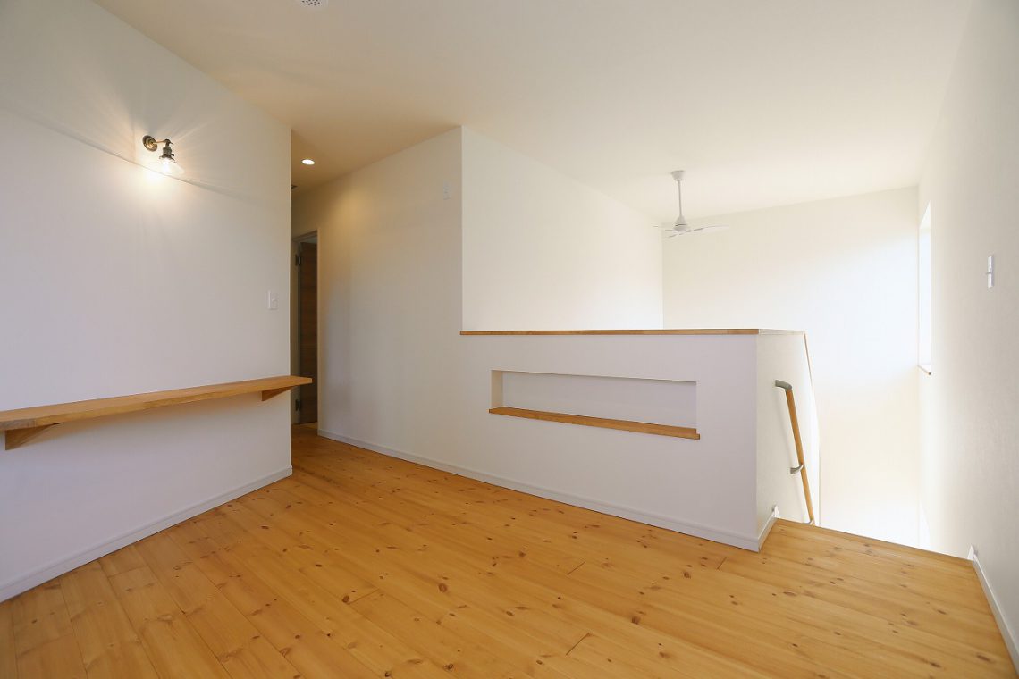 洗濯物を畳んだりアイロンをかけたりできるカウンターつき