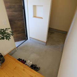 玄関には広々2帖のクロークつき