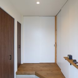 来客時は閉めて玄関ホールとしても使える