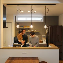 カップボードの上にも窓をつけ、自然の光を取り込める