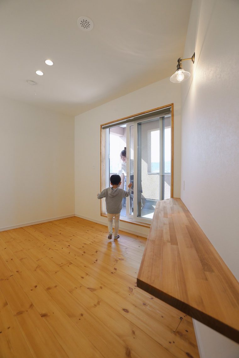 ホールからバルコニーに出られます