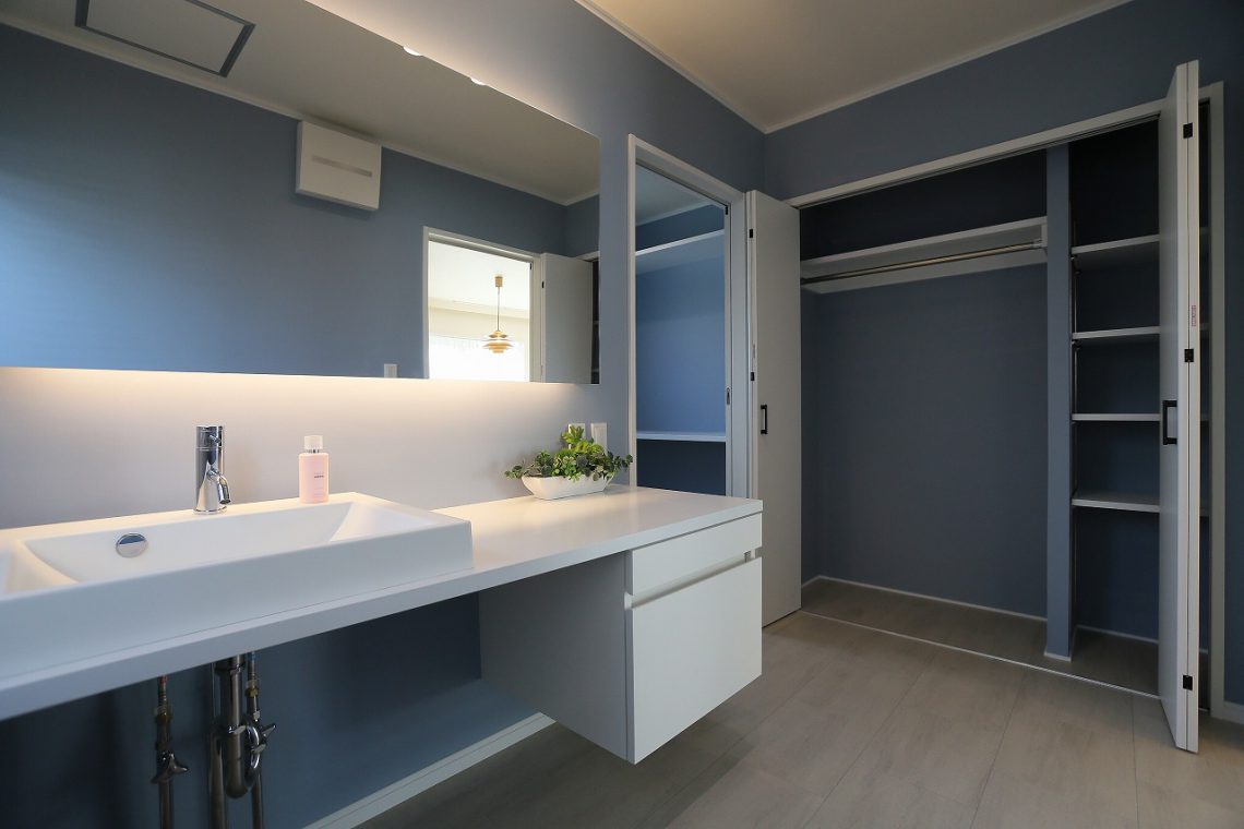ブルーとホワイトで清潔感のある洗面コーナー