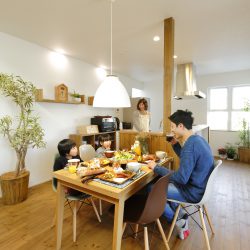 キッチンと横並びのダイニング