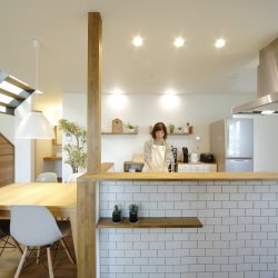 サブウェイタイルがかわいいカフェ風キッチン