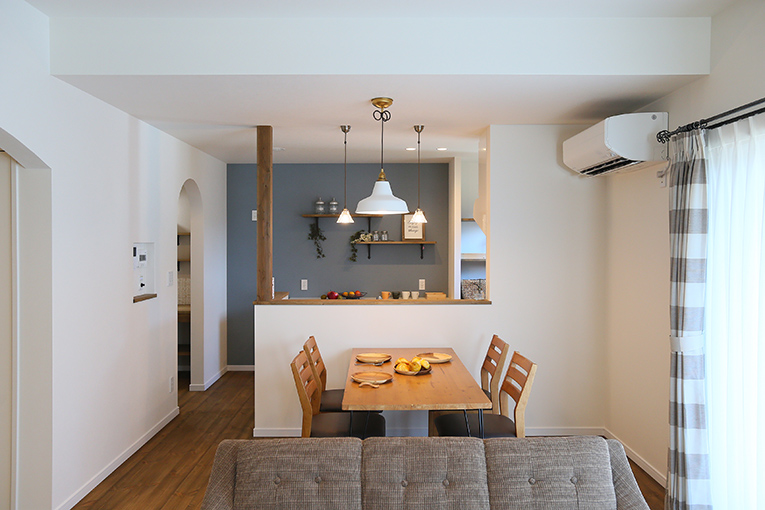 ブルーアクセントが大人かわいいを叶えた家