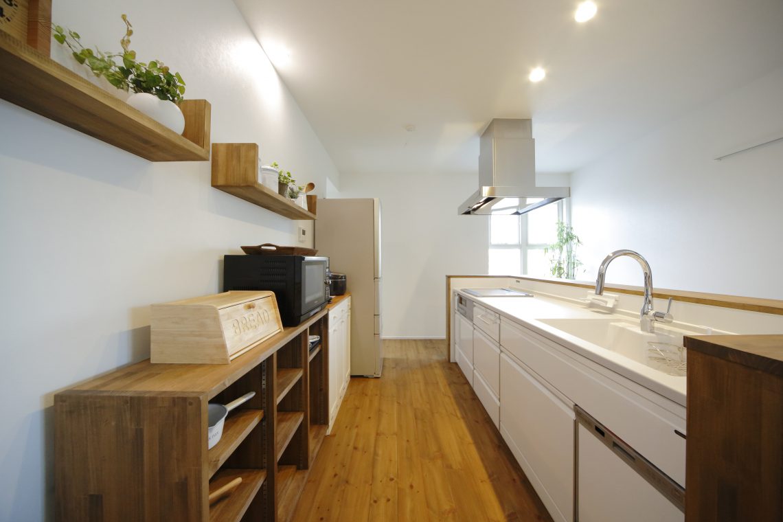 キッチン背面の飾り棚、収納棚は大工さんのお手製