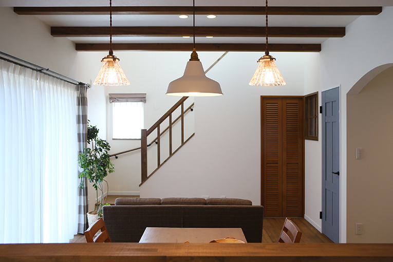 ブルーアクセントが大人かわいいを叶えた家