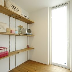 たっぷり収納できるパントリー