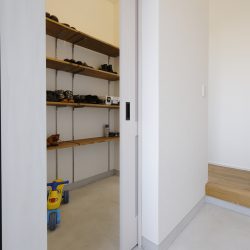 広々シューズクローゼットは扉付きで隠せる