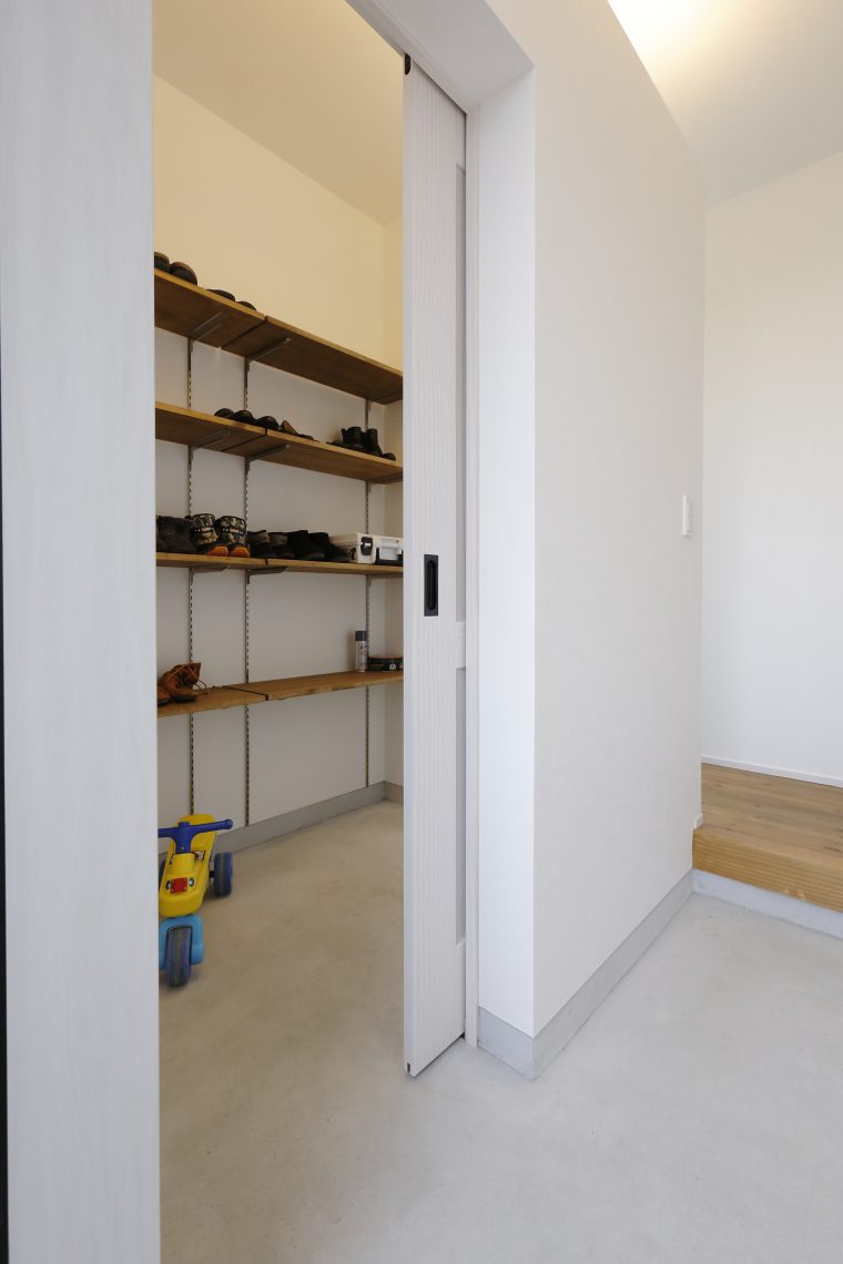広々シューズクローゼットは扉付きで隠せる