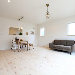 シャンデリアが上品なリビング