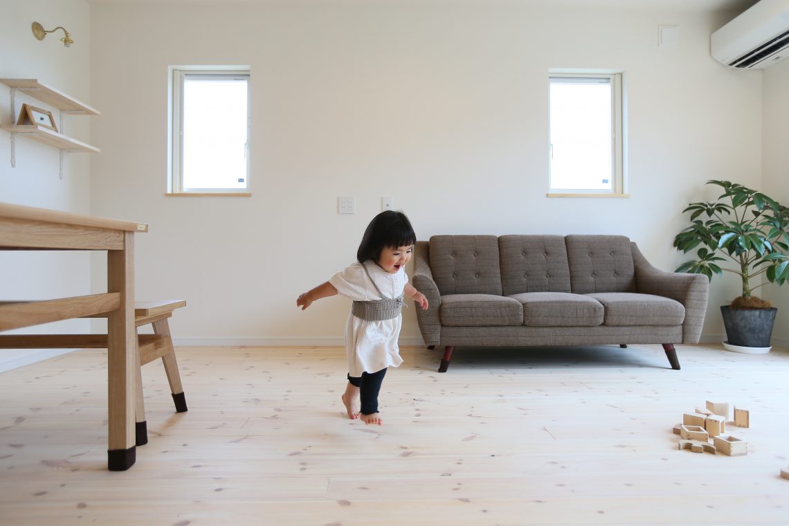 白を基調とした木のぬくもり感じる空間