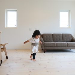 白を基調とした木のぬくもり感じる空間