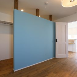 WiCは仕切り壁を下げ、ゆったり感じるつくりに