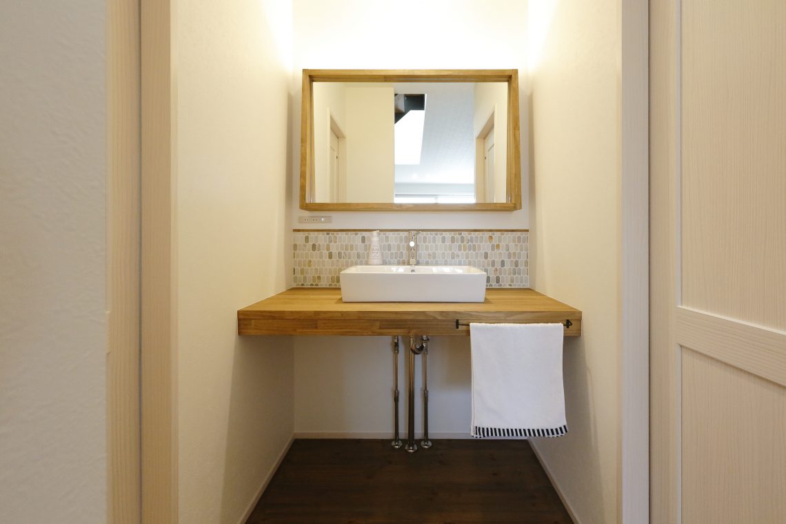 ストーンタイルがアクセントの洗面台