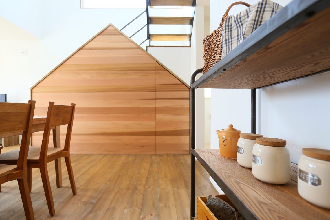 お家型の腰壁はレッドシダーの板張りがアクセント