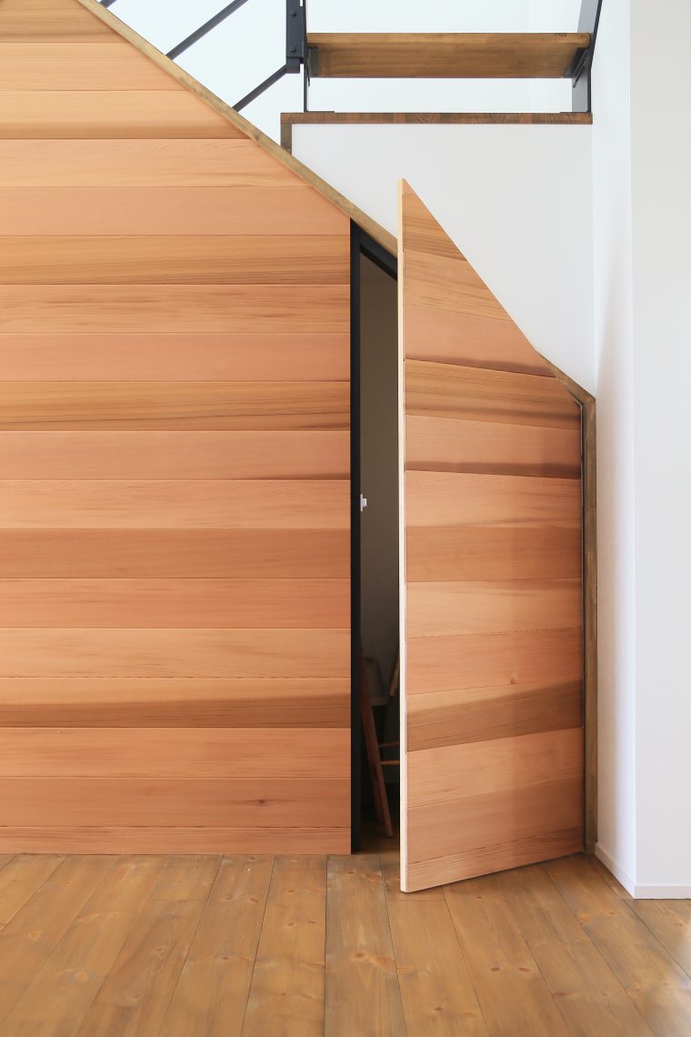 階段下収納の扉も板張りに溶け込んで隠れています