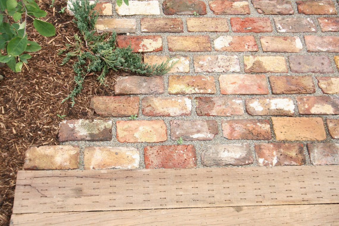 レンガ敷のアプローチ