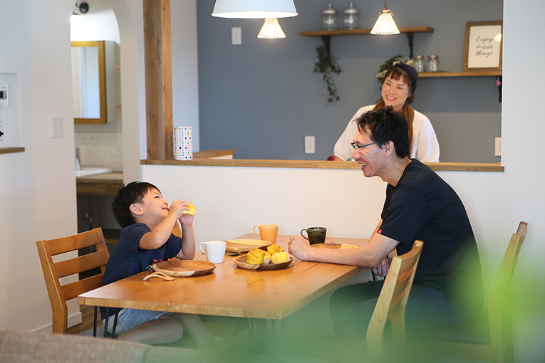 ブルーアクセントが大人かわいいを叶えた家