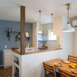 スモーキーブルーのクロスが大人かわいいを叶えた