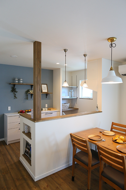 ブルーアクセントが大人かわいいを叶えた家