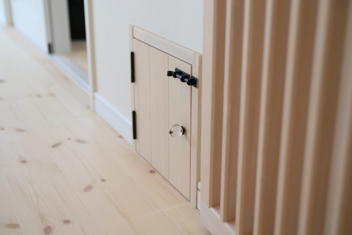 クリスタルの取っ手が可愛いワンちゃん用のミニドア