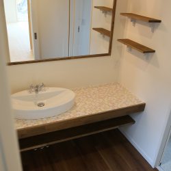 モザイクタイルがかわいい造作洗面台