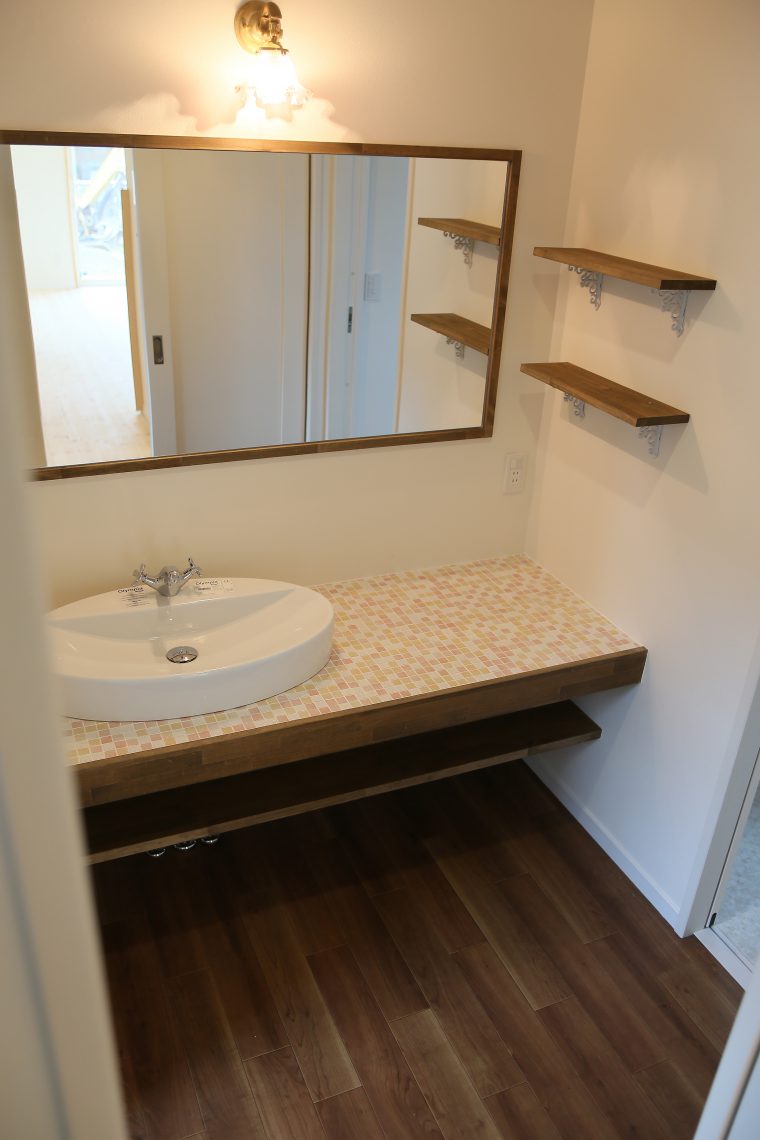 モザイクタイルがかわいい造作洗面台