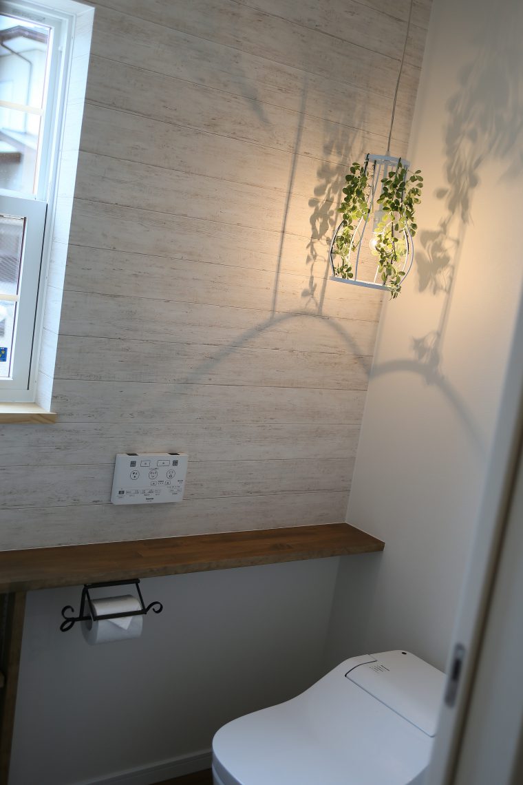 ペンダントライト 、ペーパーホルダー…トイレも細部にまでこだわった