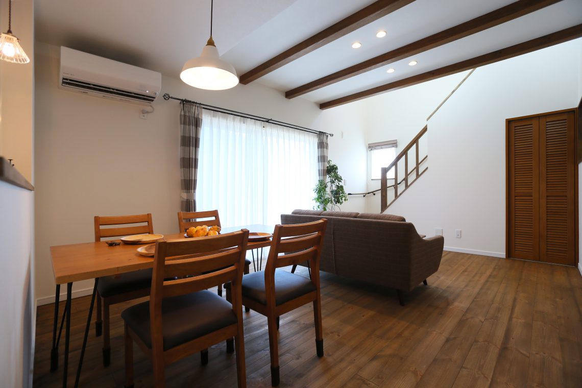 ブルーアクセントが大人かわいいを叶えた家