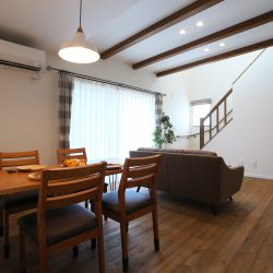 木のあたたかみを感じるリビング