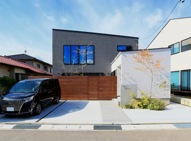 シックで落ち着いた、プライベートガーデンのあるお家