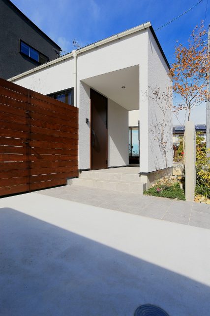 シックで落ち着いた、プライベートガーデンのあるお家