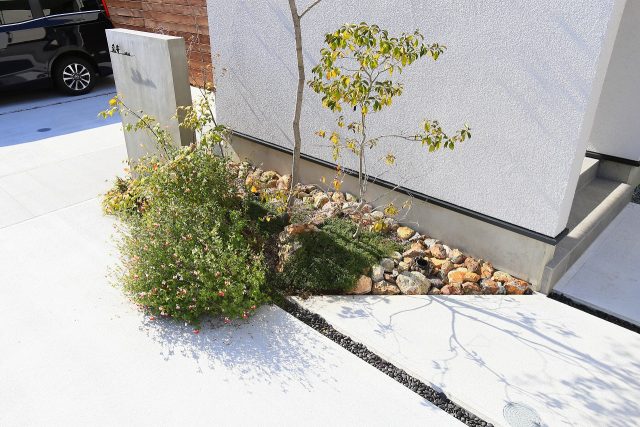 シックで落ち着いた、プライベートガーデンのあるお家